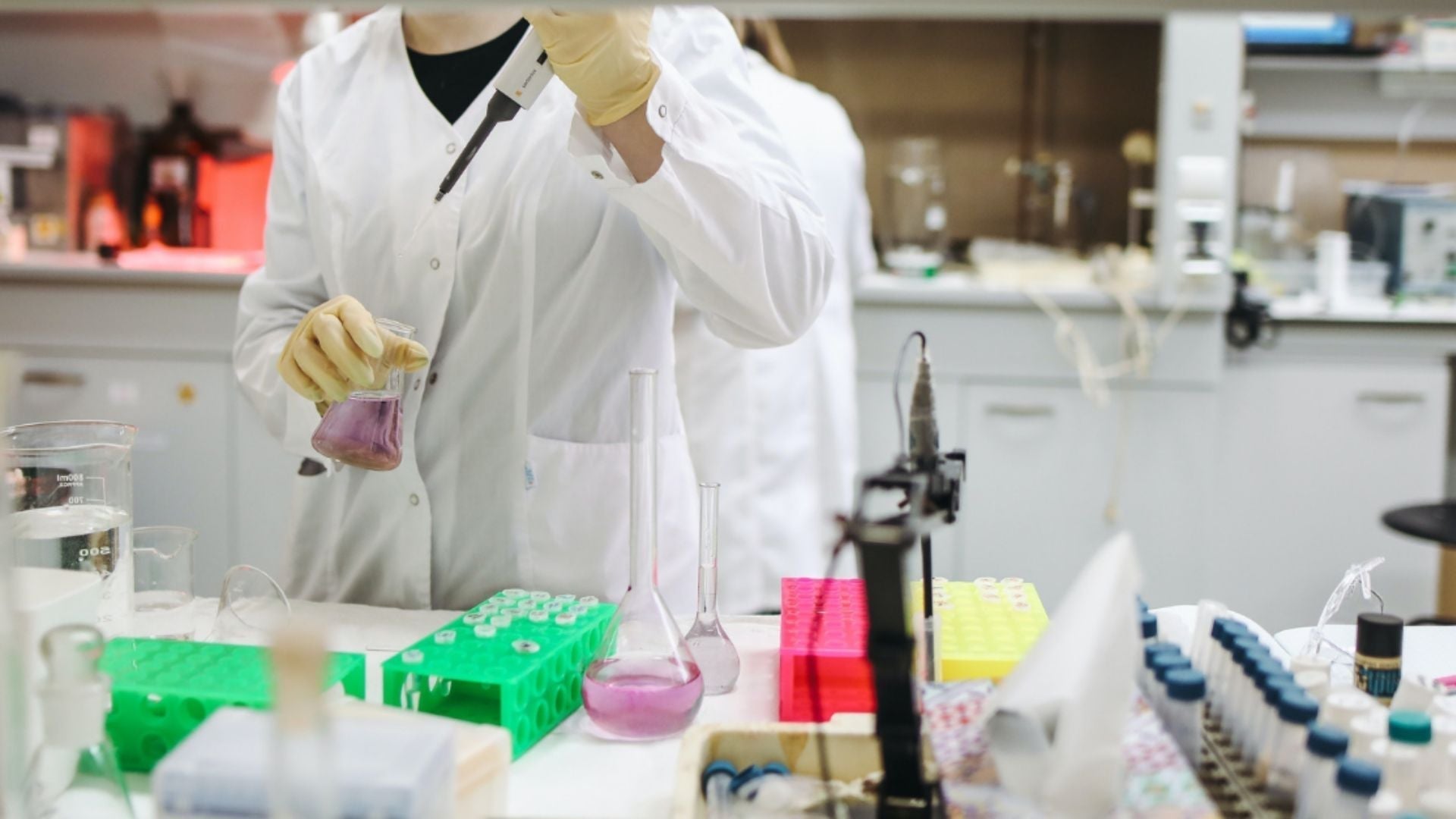 Karl Fischer moisture determination in gelatin capsule pharmaceutical samples